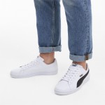 Мъж носи бели кецове Puma UP 372605-02 – изглед върху краката с дънки