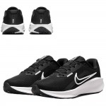 Дамски черни оригинални маратонки Nike с бяло лого и подметка, спортен дизайн и изглед отстрани и отзад