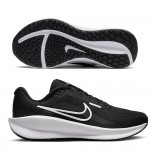 подметка на черни маратонки Nike с бял елемент и релефен грайфер