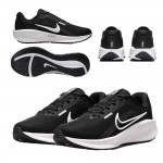 черни маратонки Nike Downshifter 13 с бяло лого и бяла подметка, изглед от ъгъл