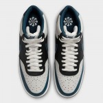 Мъжки кецове Nike, изглед отгоре в черно-бяло-син цвят с перфорации и връзки