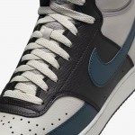 Детайлен изглед на кожена част и връзки на мъжки кецове Nike в черно и синьо с бяло лого