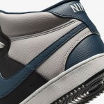 Детайлен изглед на задната част на мъжки кецове Nike в синьо и сиво с релефно лого на петата
