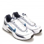 Мъжки маратонки бели със синя запетая Nike Initiator 394055 101 - изглед под ъгъл
