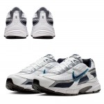 Мъжки маратонки бели със синя запетая Nike Initiator 394055 101 - изглед отпред и отзад