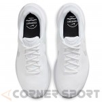 изглед отгоре на чифт бели маратонки Nike Revolution 7 FB2207 100 с черни стелки и надпис Comfort
