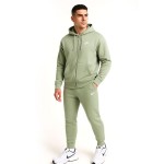Мъжки светлозелен екип Nike Club 2645-2671 371 с цип, качулка и бяло лого, носен от модел с бели маратонки