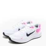 Маратонки Nike Revolution 7 FB7689 103, показани в чифт под ъгъл, с розови и тъмносини елементи