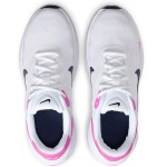 Изглед отгоре на маратонки Nike Revolution 7 FB7689 103 с бели връзки и подплата в тъмносиньо