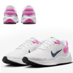 Бели дамски маратонки Nike Revolution 7 FB7689 103 с розов акцент и тъмносиньо лого, изглед отзад и отгоре