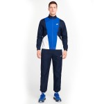 Мъжки спортен екип Nike Club Suit HJ1985 451 носен от модел със синьо яке с цип и тъмносин панталон изглед отпред