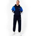 Мъж, облечен в тъмносин екип Nike Club Fleece с цветни ръкави, позиращ изправен